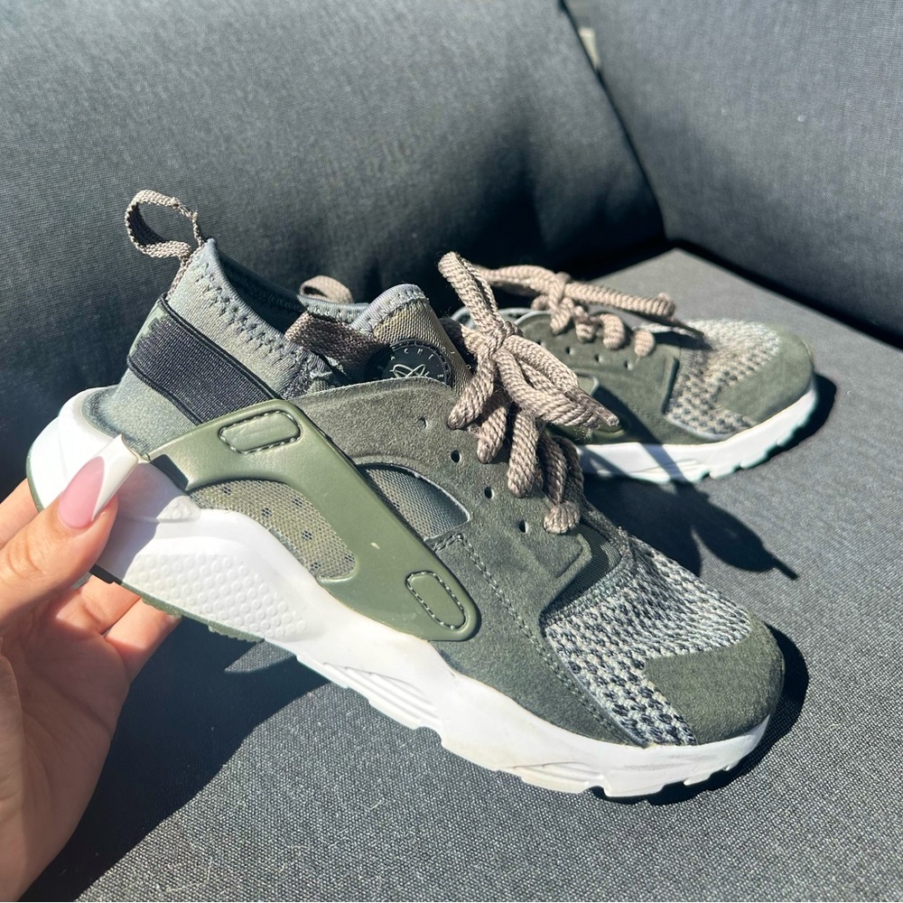 Green Nike Huaraches (2.5 youth)